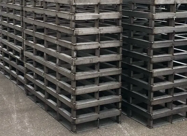 Serie di basamenti metallici saldati destinati a impianti del settore alimentare