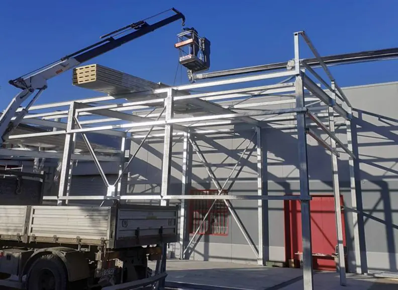Montaggio in cantiere di una struttura portante in carpenteria metallica