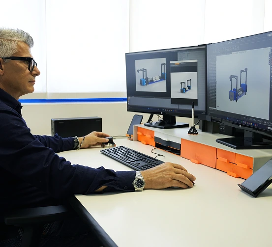 Tecnico STAM durante la progettazione 3D di una struttura metallica su software CAD