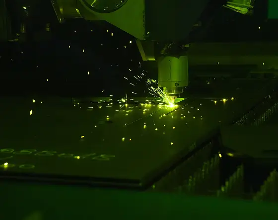 Taglio laser fibra di una lamiera metallica nello stabilimento STAM