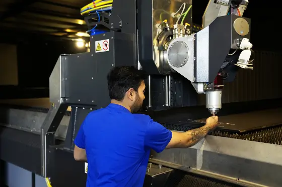 Operatore STAM durante la preparazione dell’impianto di taglio laser fibra