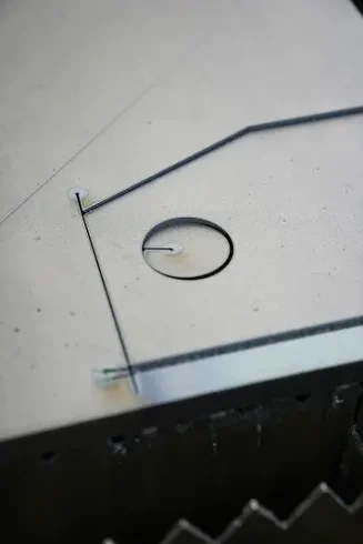 Dettaglio di una lamiera lavorata con taglio laser di precisione