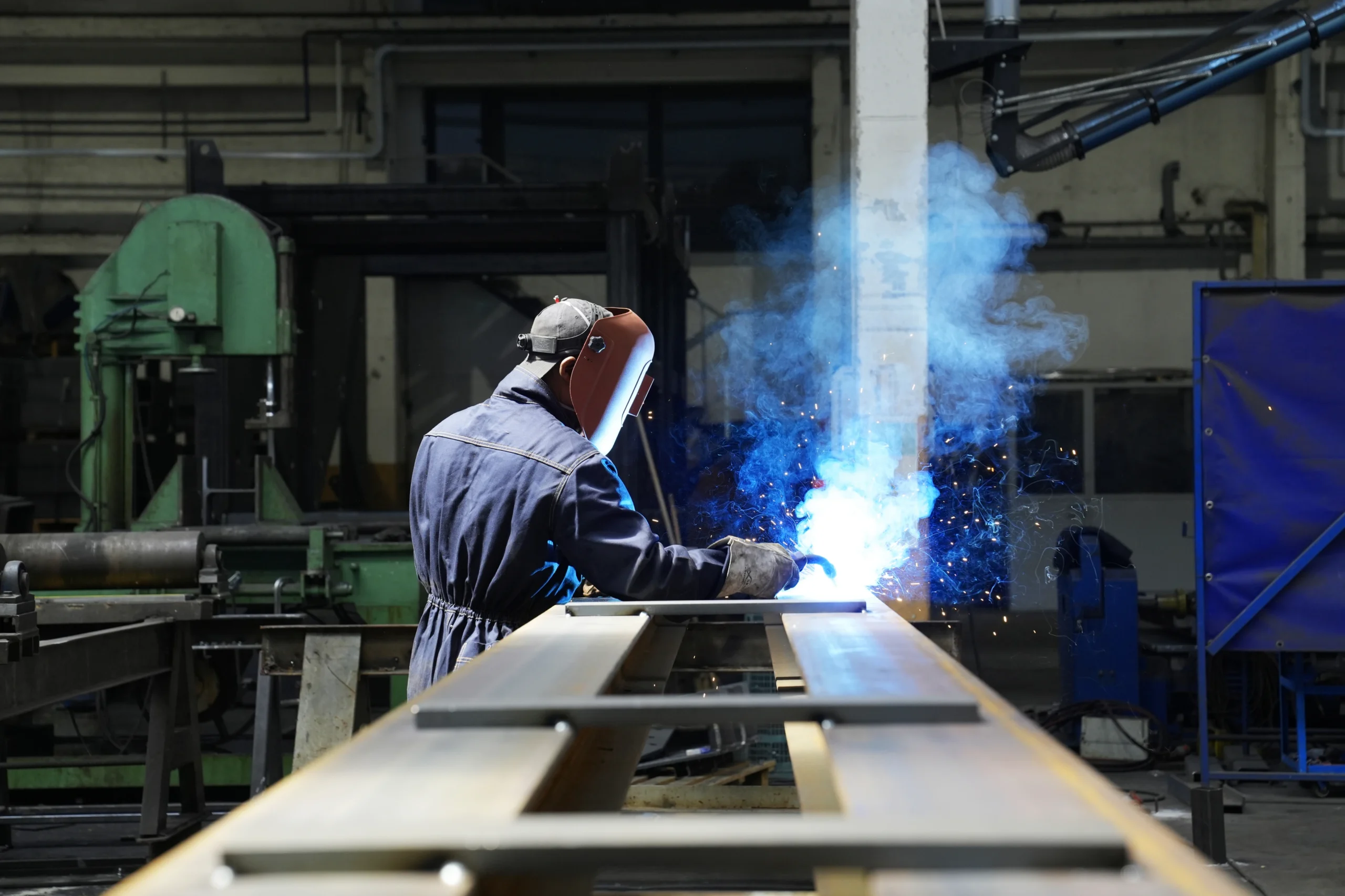 Saldatore STAM durante l’assemblaggio di una struttura metallica in officina