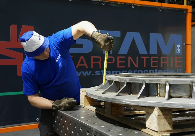 Operatore STAM durante il controllo dimensionale di una struttura in carpenteria metallica