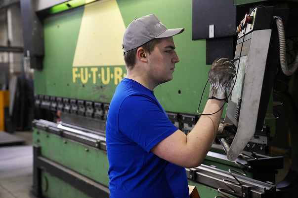Saldatore qualificato durante una lavorazione su un componente metallico
