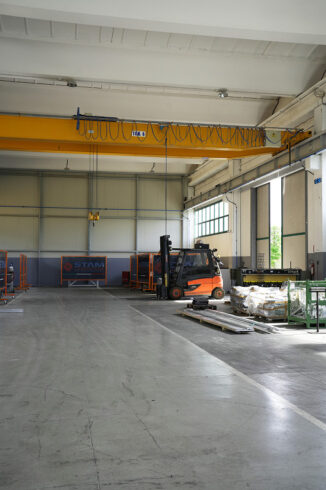 Carrello elevatore nel reparto logistico STAM per la movimentazione di materiali e componenti metallici