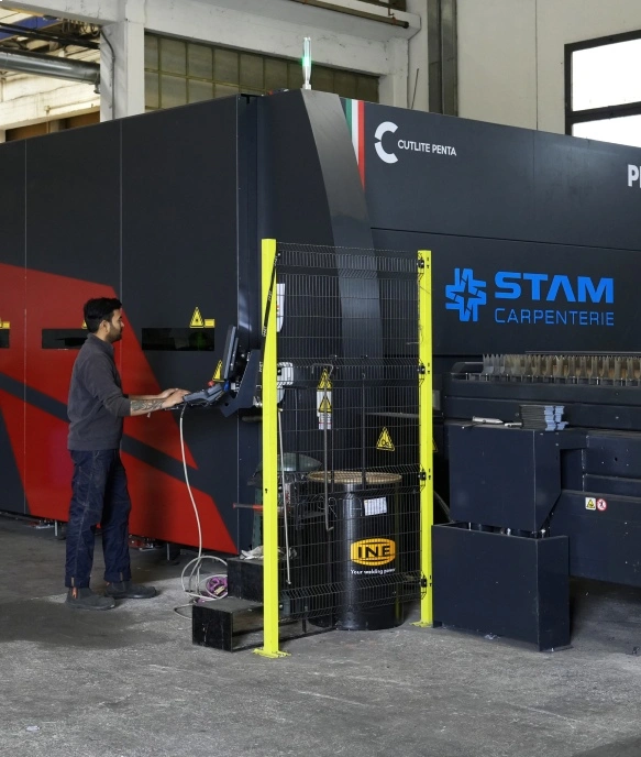 Operatore al lavoro sull’impianto di taglio laser fibra per carpenteria metallica STAM