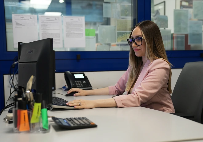 Addetta dell’ufficio commerciale STAM durante la gestione delle richieste dei clienti